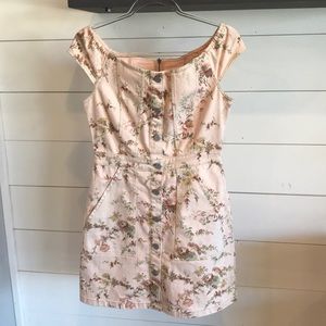 LaVie Rebecca Taylor
OffShoulder Belle Denim Dress